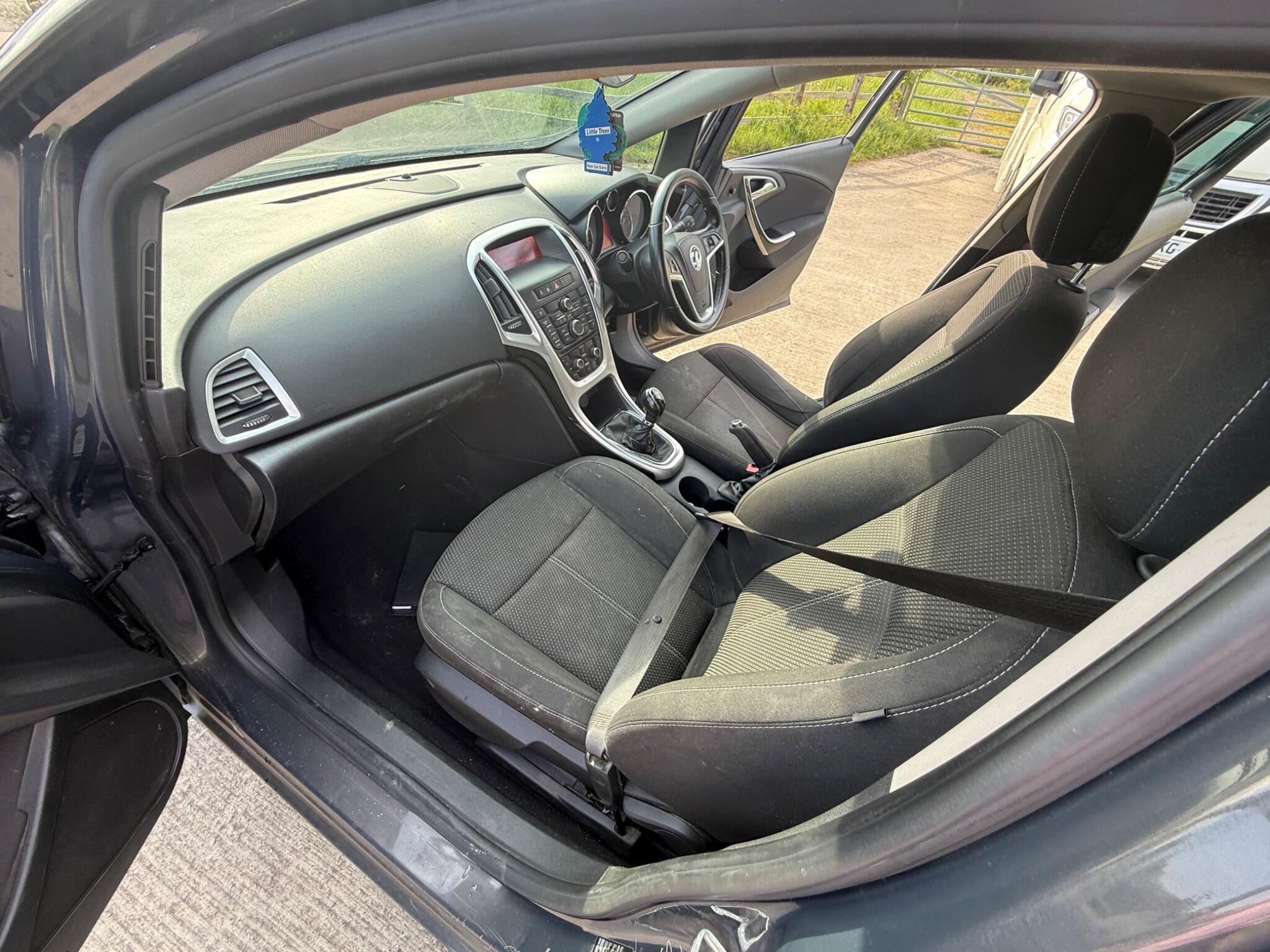 Vauxhall Astra 1.7 CDTi ecoFLEX SRi Sports Tourer Euro 5 5dr — photo 82 of 86